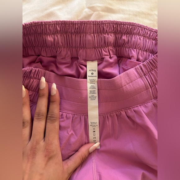 ❌SOLD❌ Lululemon Hotty Hot Short 2.5” in size 4! Great condition! - Picture 3 of 4